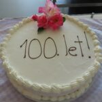 Torta na kateri je napis "100 let!".