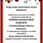 Plakat za dogodek "Veseli december 2024" z napisom: "Dragi svojci stanovalcev enote Kidričevo! Vabimo vas, da se nam 11.12.2024 ob 16.30 uri pridružite na BOŽIČNO-NOVOLETNEM KONCERTU 'Tamburaškega orkestra Cirkovce'. S svojim plesnim nastopom nas bodo razveselili še otroci plesne šole Remix. Dogodek bo potekal v tretjem nadstropju. Vsi lepo vabljeni!" Ozek zgornji del je okrašen z božično dekoracijo – vejicami, rdečimi in belimi kroglami ter pentljami. Okvir je rdeč z zlatim robom.