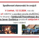 Plakat za dogodek z besedilom: "Spoštovani stanovalci in svojci! V četrtek, 12.12.2024, vas ob 16.30 uri vabimo v paviljon enote MURETINCI, kjer bomo skupaj s Tamburaši Prosvetnega društva Ruda Sever Gorišnica proslavili zaključek leta! Lepo vabljeni!" Na spodnji polovici slike sta dve fotografiji: na levi oseba z iskrivko v roki v nočnem ambientu, na desni skupina tamburašev oblečenih v modre uniforme, ki pozirajo pred gasilskim domom. Okvir plakata je rdeče barve.